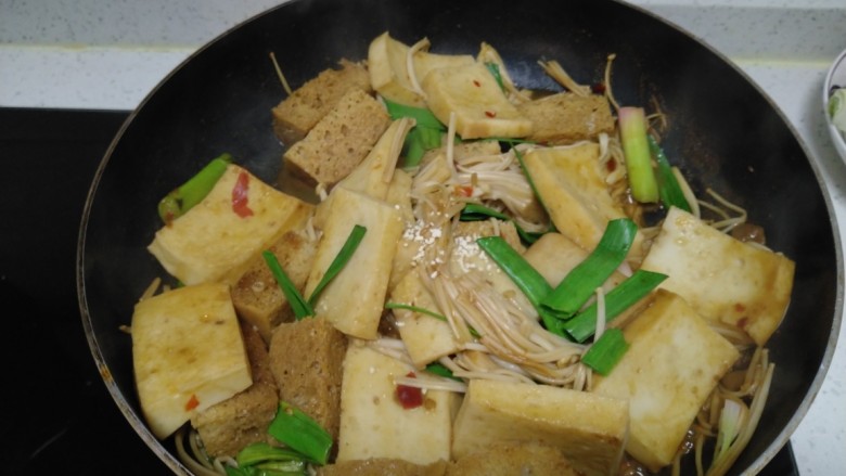 素炒豆腐、面筋、金针菇,放入<a style='color:red;display:inline-block;' href='/shicai/ 756'>鸡精</a>。