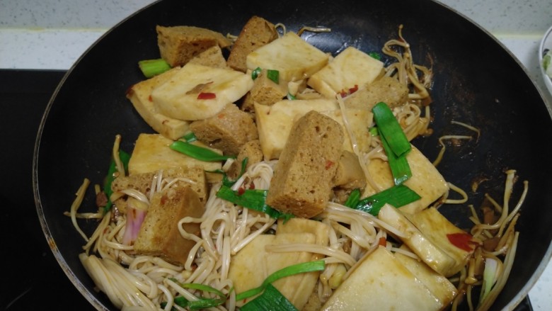 素炒豆腐、面筋、金针菇,翻炒均匀。