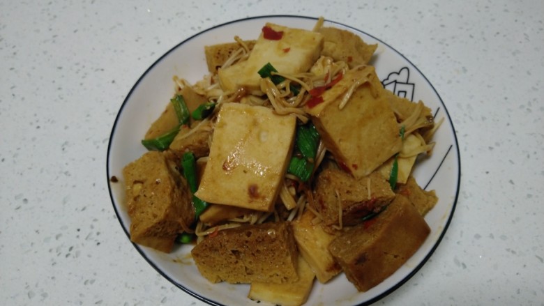 素炒豆腐、面筋、金针菇,盛入盘中。