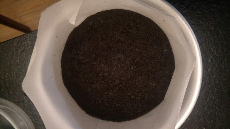 纽约芝士蛋糕,6寸蛋糕模具底部压实,做好的饼干底放入冰箱冷藏。