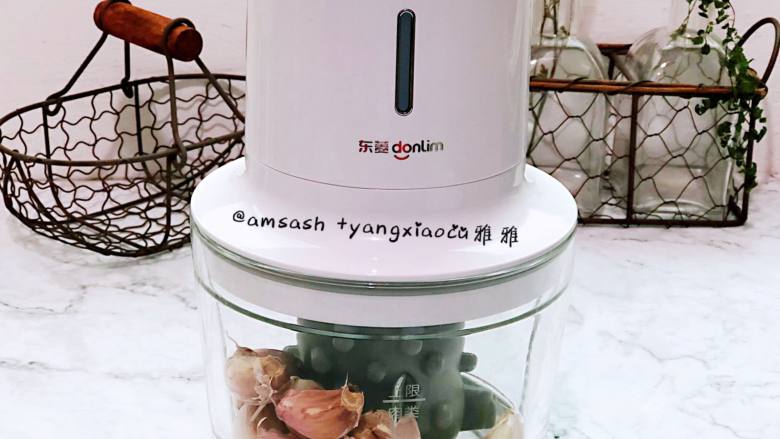 蒜香萝卜干,把掰好的<a style='color:red;display:inline-block;' href='/shicai/ 2795'>蒜头</a>放入料理机中,用到剥蒜器来剥掉蒜的外皮
