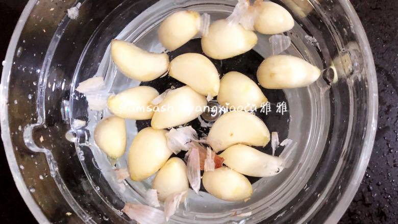 蒜香萝卜干,剥好的蒜头用水冲洗一下,挑出来