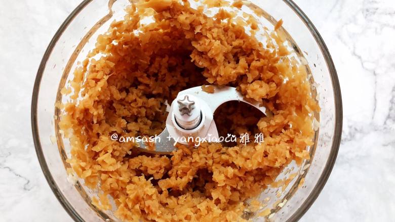 蒜香萝卜干,把泡洗好的萝卜干,放入料理机中打碎,按下打磨功能10秒就好
