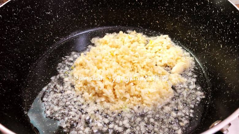 蒜香萝卜干,锅中倒入食用油,倒入打好的蒜蓉,用小火把蒜蓉先炒香,炒至有一点点微微发黄