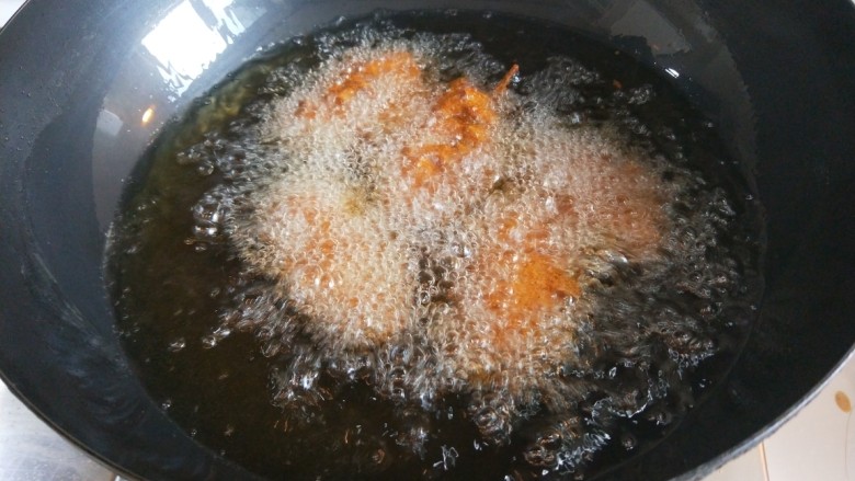 香辣鸡翅 新文美食,炸制两面金黄。