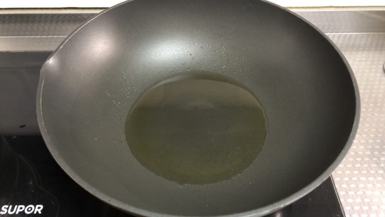 干锅菜花,另起锅热油,放入猪肉片翻炒至变色