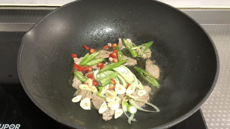 干锅菜花,倒入葱,蒜,杭椒,朝天椒炒香