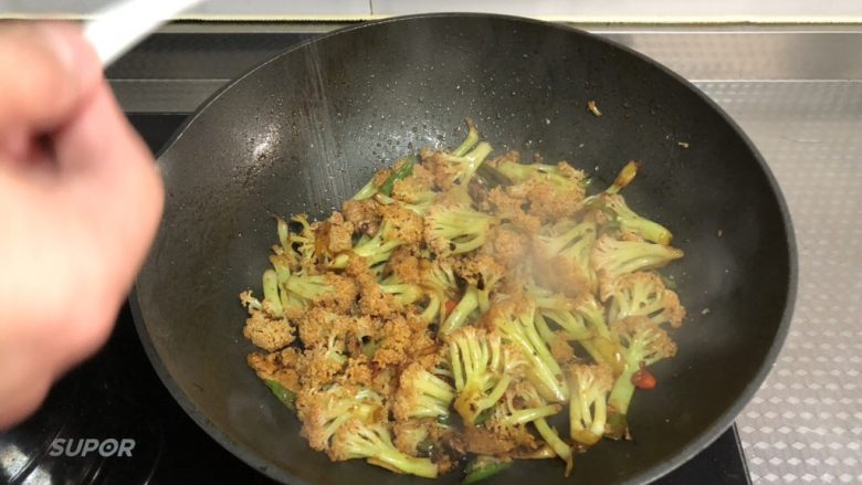 干锅菜花,调入适量食盐,翻炒均匀即可
