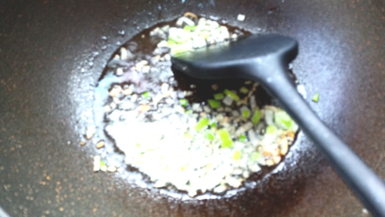 茄汁有机菜花,起锅烧油,下葱姜爆香