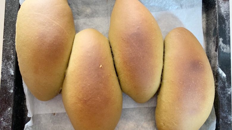 草莓bread,预热烤箱上火160下火150烤16分钟 5分钟后加盖锡纸