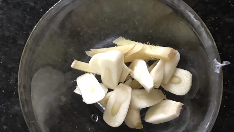 泡菜鸡胗,姜切丝,蒜切片