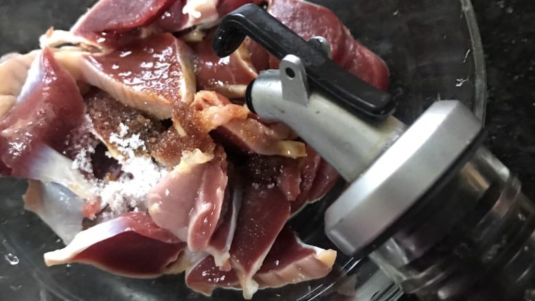 泡菜鸡胗,加一点生抽腌制20分钟(这样就可以很好的去除腥味)
