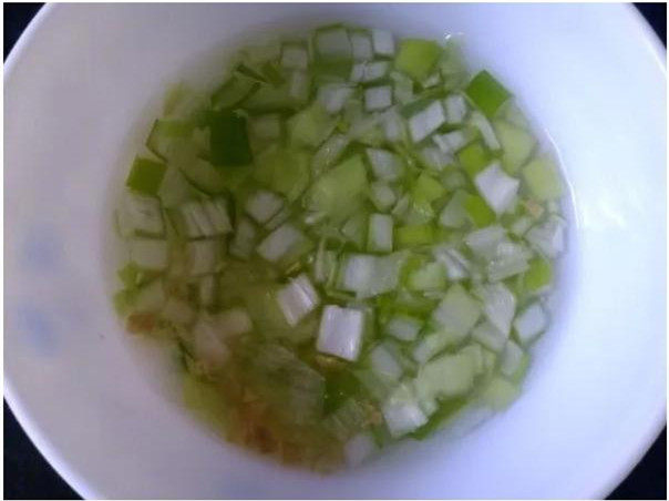 京酱肉丝,取一下节葱绿切小粒,生姜也切小粒,用清水浸泡半小时以上,用手捞出葱姜粒,并用力将汁挤出,得到葱姜水;