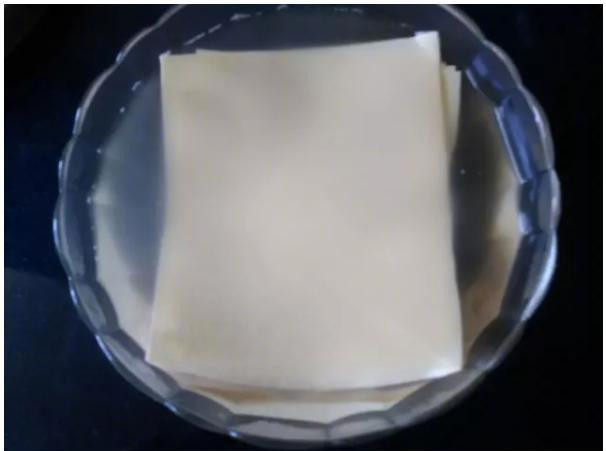京酱肉丝,豆腐皮切小块,放入沸水中焯煮片刻,捞出后用煮过的水将豆腐皮浸泡,以免豆腐皮表面变干,食用之前将水倒出;