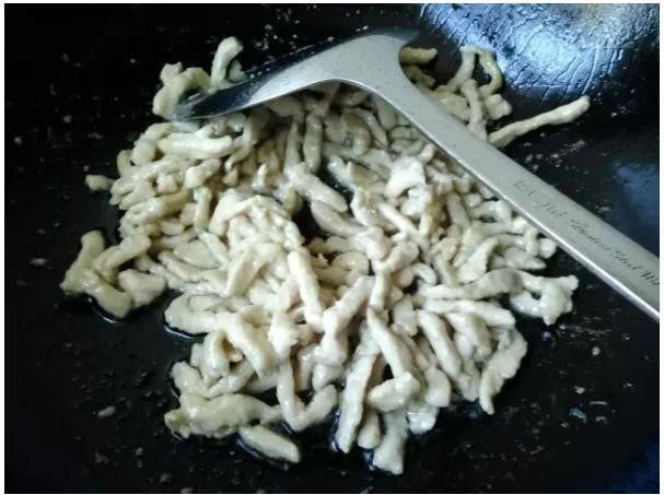 京酱肉丝,起锅烧油,将肉丝炒熟后盛出;