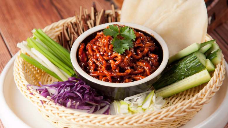 京酱肉丝,摆盘。(可以提前准备好黄瓜、小葱等如果不喜欢吃豆皮的话也可以用小薄饼)。