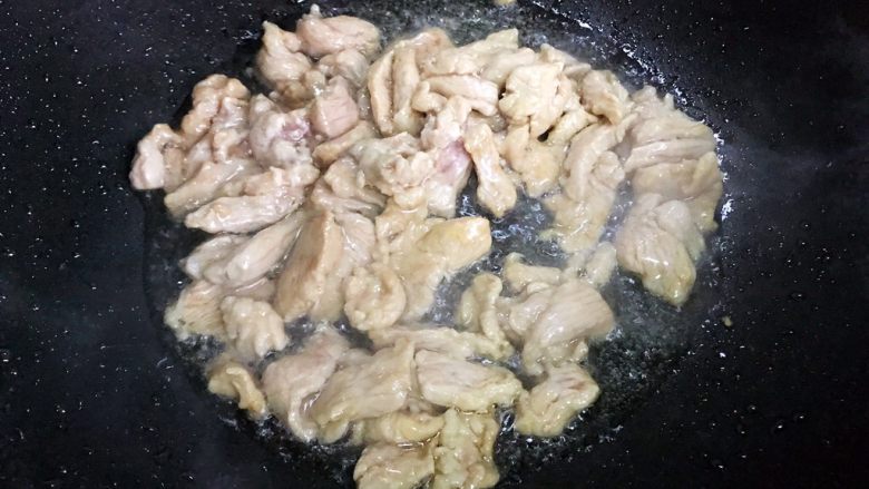 小米椒菜头炒肉片,翻炒至猪肉变色