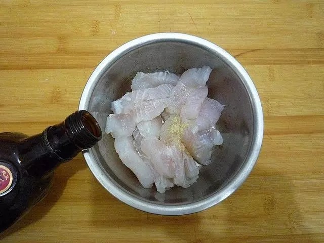 照烧龙利鱼,腌渍龙利鱼的时候来调一碗照烧汁:1茶匙红糖,加入2茶匙黄酒。