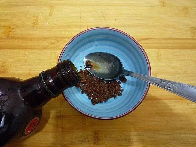 照烧龙利鱼,加入2茶匙生抽。(喜欢颜色深一些可以1/3茶匙老抽调色)