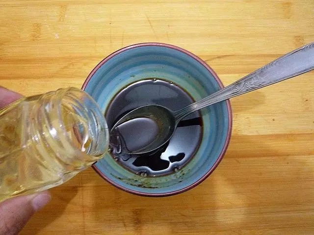 照烧龙利鱼,腌渍好的龙利鱼滚上一层干淀粉。