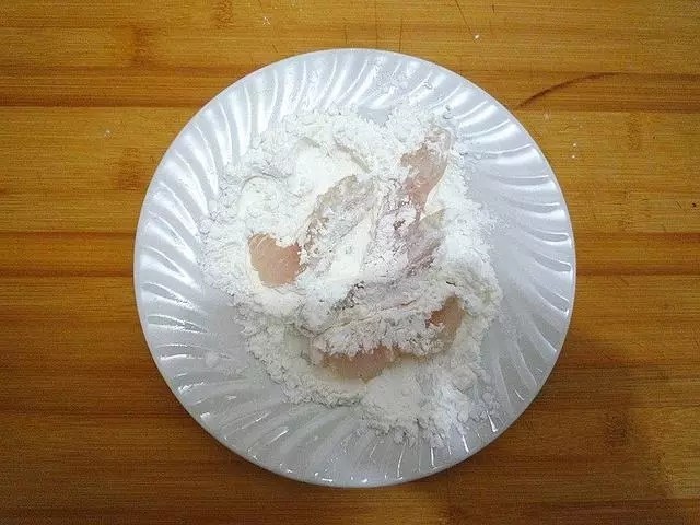 照烧龙利鱼,热锅热油,放入滚好淀粉的龙利鱼煎炸。