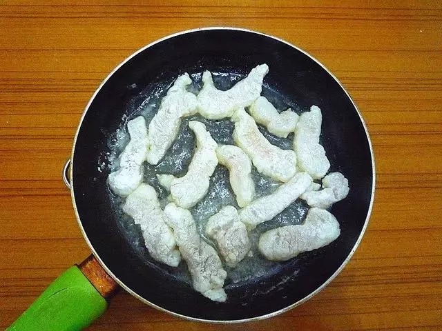 照烧龙利鱼,煎炸至龙利鱼又硬壳表皮呈浅黄色捞出备用。