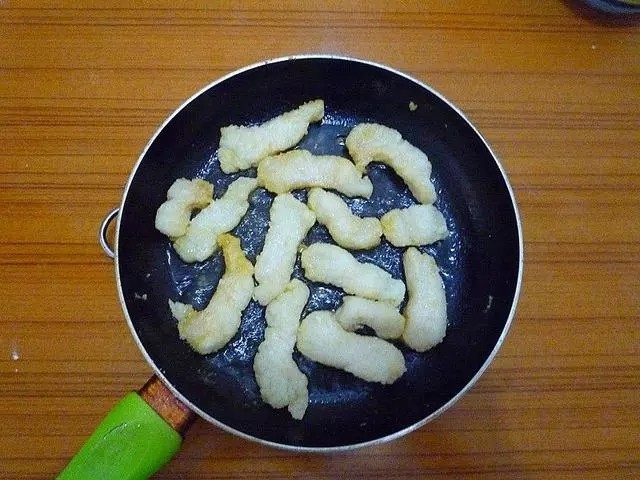 照烧龙利鱼,锅中柳少许油,放入三两片姜片爆香。
