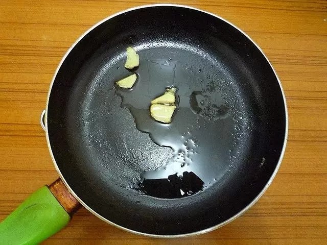 照烧龙利鱼,倒入调好的照烧汁。