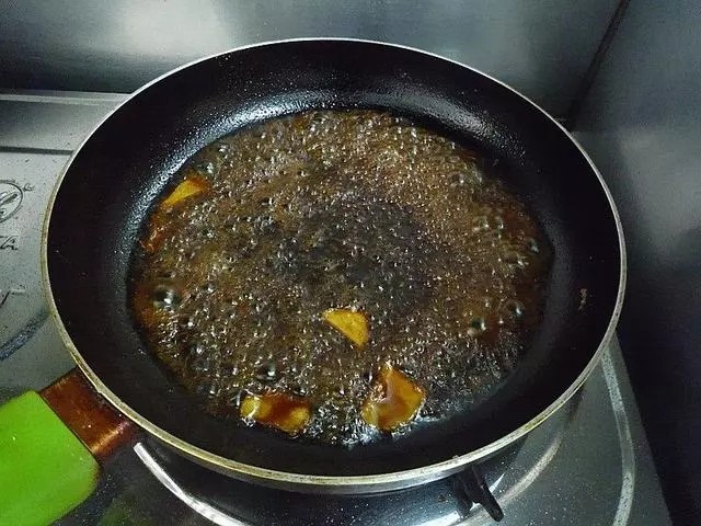 照烧龙利鱼,放入煎炸好的龙利鱼。