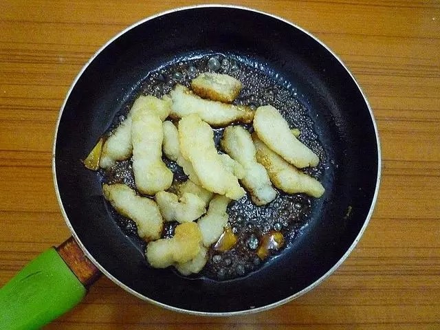 照烧龙利鱼,快速兜炒均匀即可关火盛出。