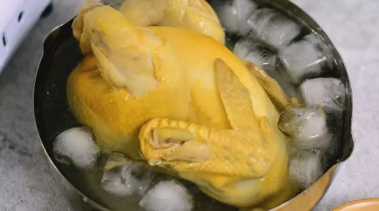 口水鸡这样吃才叫爽,入口即化,一只完全不够吃,水沸转小火煮熟,放入冰水备用