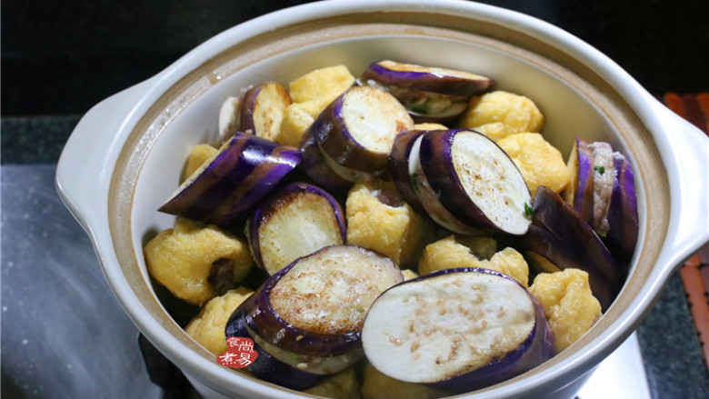 客家酿三宝,再将茄子、豆腐泡,均匀铺在苦瓜上