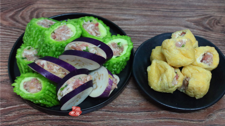 客家酿三宝,将它们分别填上馅料,苦瓜和豆腐泡填馅时要饱满,才不会掉馅,茄子则用少馅即可,馅料太多会撑破茄子