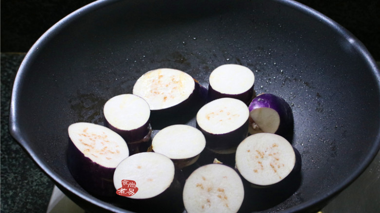 客家酿三宝,茄子两面同样煎至焦黄色,铲起待用
