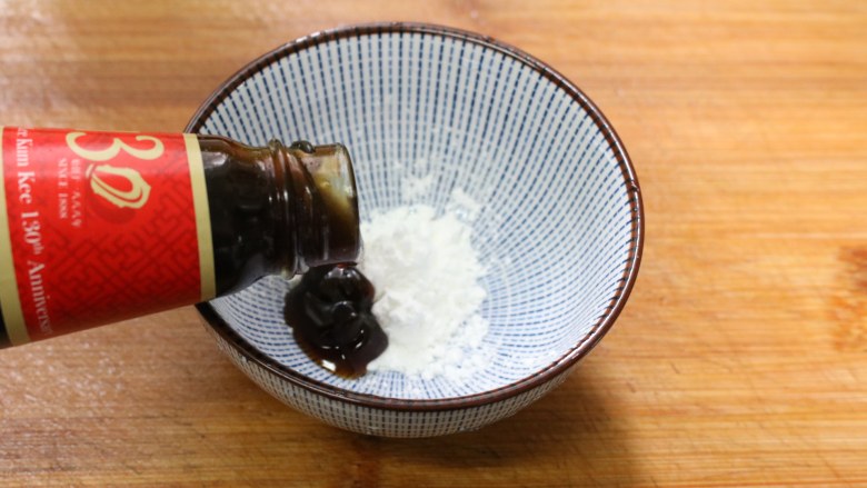 客家酿三宝,碗里盛半碗清水,加入盐和<a style='color:red;display:inline-block;' href='/shicai/ 721'>蚝油</a>,淀粉,搅拌成酱汁,淋在食材上面