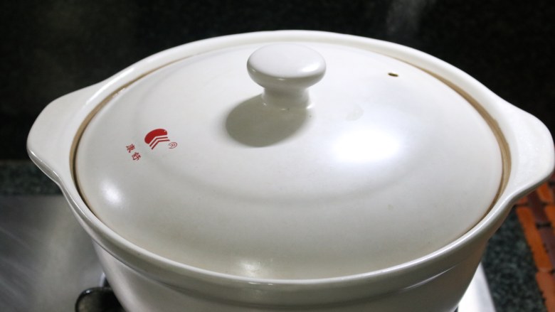 客家酿三宝,遮上锅盖,大火煮沸后调成中小火,煲20分钟左右