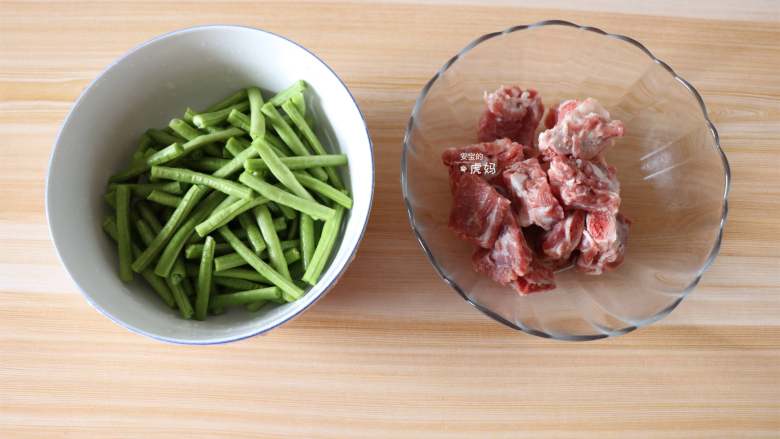 排骨炖豆角,准备好食材，<a style='color:red;display:inline-block;' href='/shicai/ 3639'>豆角</a>洗净折成约4cm的小段，<a style='color:red;display:inline-block;' href='/shicai/ 434'>排骨</a>洗净；