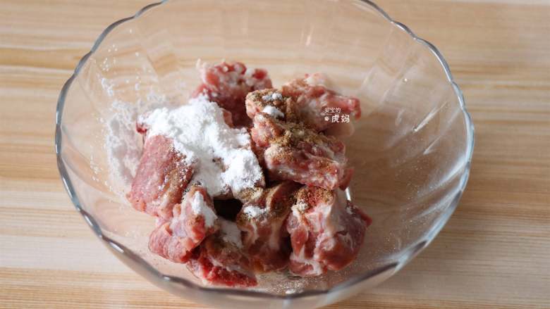 排骨炖豆角,排骨中加入5g<a style='color:red;display:inline-block;' href='/shicai/ 857'>植物油</a>、<a style='color:red;display:inline-block;' href='/shicai/ 718'>料酒</a>、生粉、<a style='color:red;display:inline-block;' href='/shicai/ 134296'>白胡椒粉</a>拌均匀腌制一小时以上；