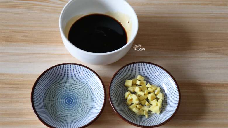 排骨炖豆角,准备好10g植物油，<a style='color:red;display:inline-block;' href='/shicai/ 2800'>生姜</a>去皮洗净切小粒，将<a style='color:red;display:inline-block;' href='/shicai/ 721'>蚝油</a>、<a style='color:red;display:inline-block;' href='/shicai/ 788'>生抽</a>、白砂糖和<a style='color:red;display:inline-block;' href='/shicai/ 762'>老抽</a>混合搅拌均匀成调味汁备用；