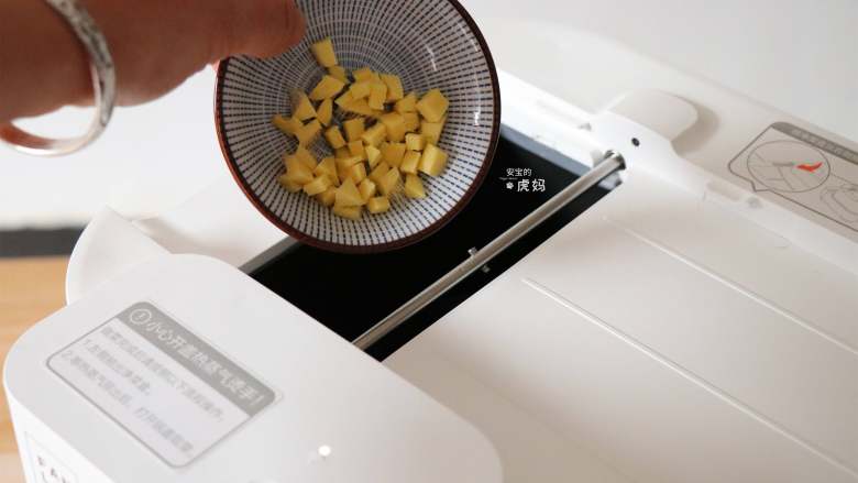 排骨炖豆角,预热结束后根据提示从投料口放入10g植物油和生姜粒，投料完毕后点击开始键进行翻炒；