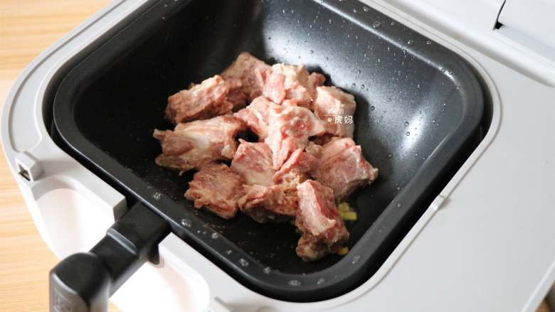 排骨炖豆角,根据提示放入排骨，再点击开始按钮；
