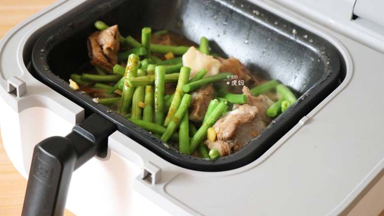 排骨炖豆角,放入豆角，点击开始按钮；