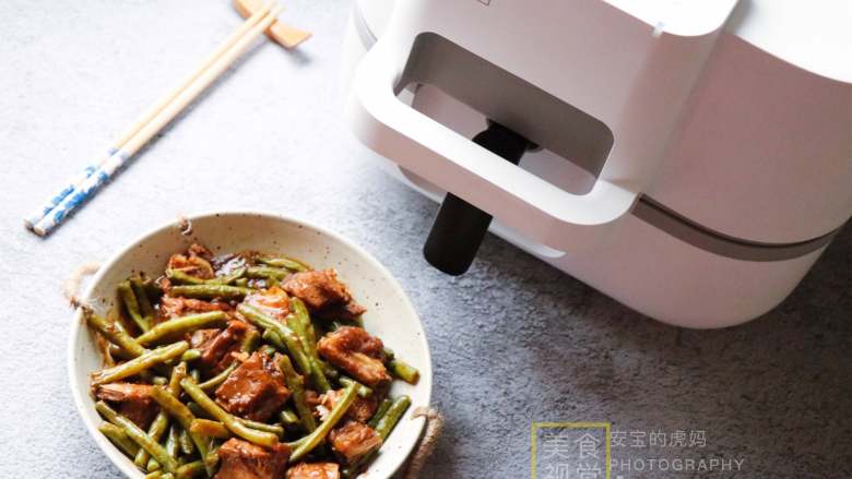 排骨炖豆角,香味浓郁，排骨软而不烂，一道美味下饭的家常菜就做好啦，厨房小白也易上手。