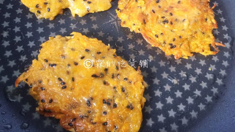 红薯丝煎饼——香甜的快手小零食,一面煎至焦黄后翻面，两面都变焦黄色就可以出锅了。