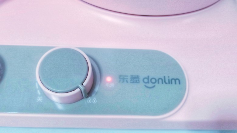 家常快手菜【凉拌海参】,蒸锅盖上盖子开火,开到最大火力。