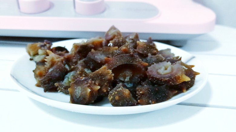 家常快手菜【凉拌海参】,蒸好的海参切小段,便于入味。