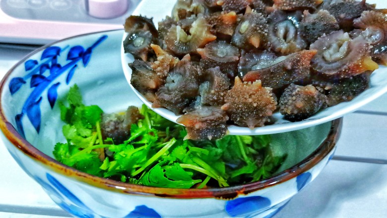 家常快手菜【凉拌海参】,把切好的海参跟香菜料放一个碗里,拌均匀即可端上桌品尝。