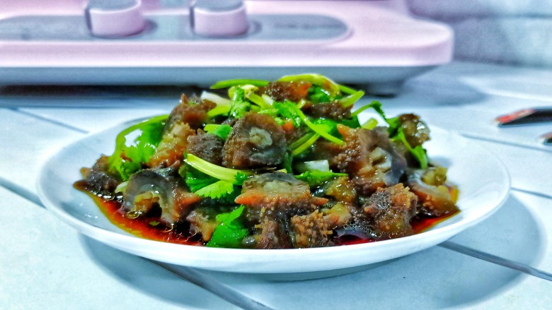 家常快手菜【凉拌海参】,蒸好的海参脆爽滑嫩!鲜味可口!也是是一道营养丰富的宴客佳肴!