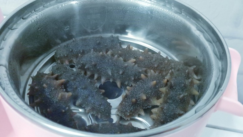 家常快手菜【凉拌海参】,水开放入海参,尽量平摊开来放不要重叠。