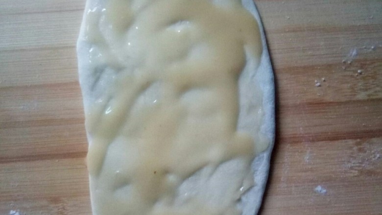#千花万蕊待食来# 香菜鸡蛋灌饼,抹上油酥。